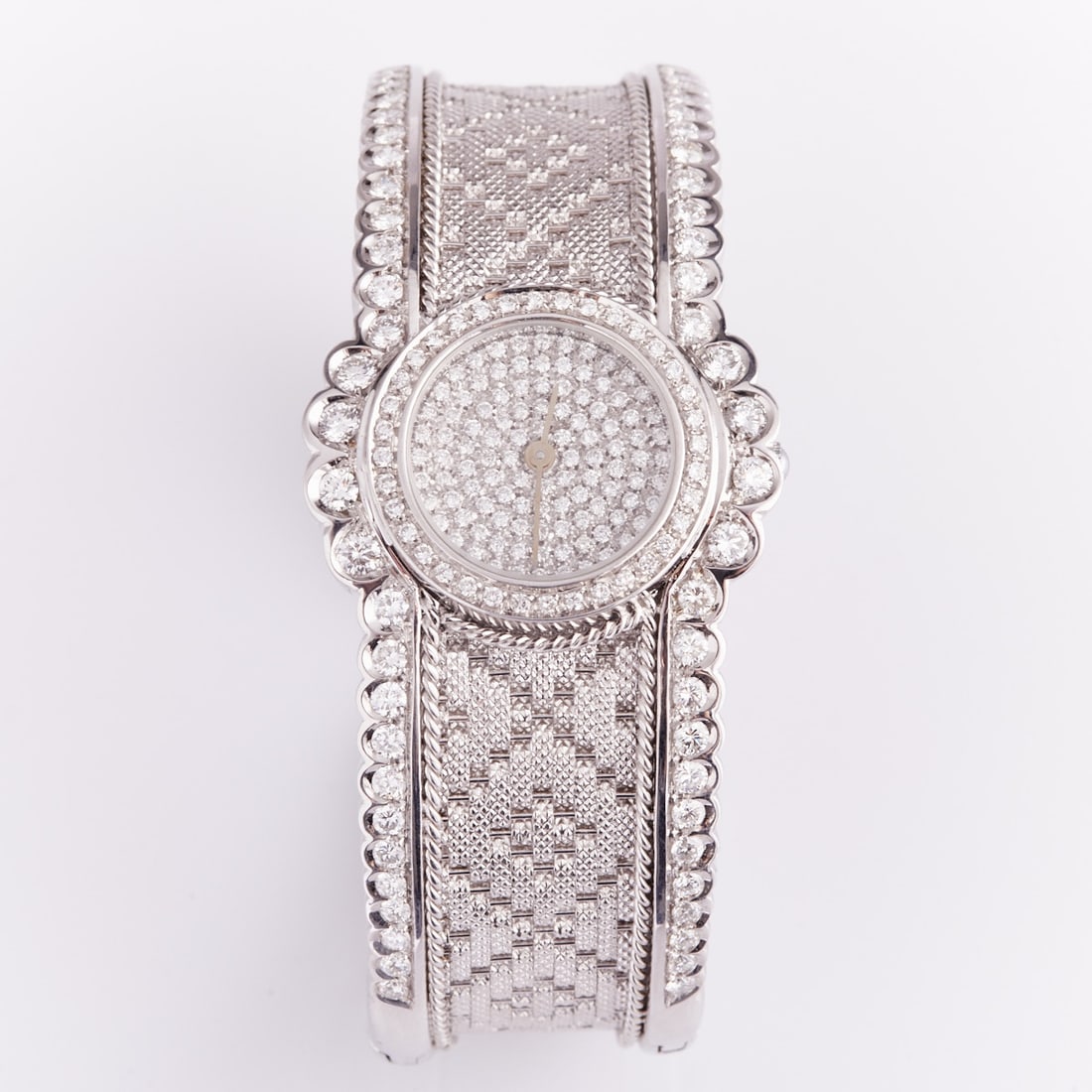 Brilliant-Cut Ladies' Wristwatch as a Bracelet: Brilliant-cut ladies' wristwatch as a bracelet 750/- white gold, stamped. Weight: 86 g. 56 brilliant-cut diamonds totalling approx. 3-3.2 ct (tw/vvsi-vsi). Various small brilliant-cut diamonds on