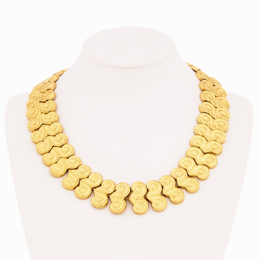 LALAOUNIS - Necklace in an antique-inspired style with ram horns: LALAOUNIS - Necklace in an antique-inspired style with ram horns Design: Ilisa Lalaounis, Athens. Handmade, circa 1960-1970. 750/- yellow gold, stamped, with 22 carat gold plating. Total weight: