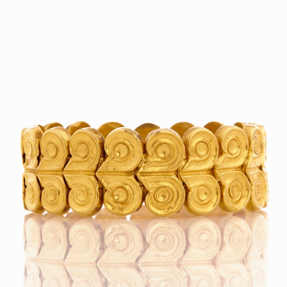 LALAOUNIS - Bracelet in an antique-inspired style with ram horns: LALAOUNIS - Bracelet in an antique-inspired style with ram horns Design: Ilisa Lalaounis, Athens. Handmade, circa 1960-1970. 750/- yellow gold, stamped, with 22 carat gold plating. Total weight: 62.8