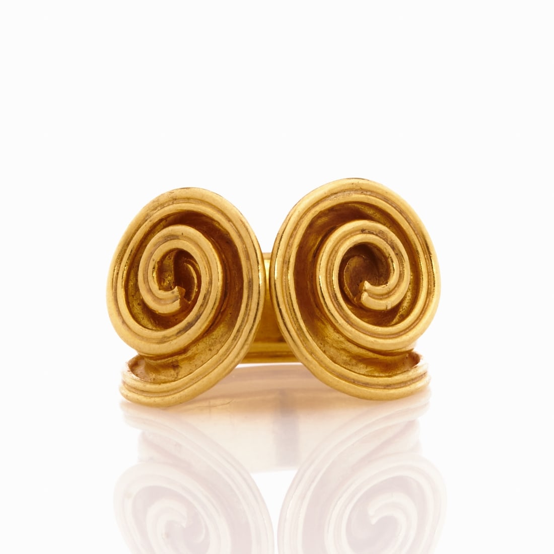 LALAOUNIS - Ring in an antique-inspired style with ram horns: LALAOUNIS - Ring in an antique-inspired style with ram horns Design: Ilisa Lalaounis, Athens. Handmade. 750/- yellow gold, stamped, with 21 carat gold plating. Total weight: 9.3 g. Hallmarks: 750, MZ