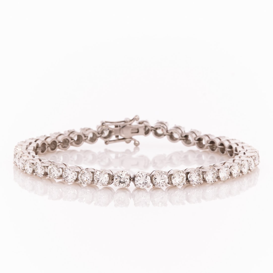 White gold tennis bracelet with brilliant-cut diamonds: White gold tennis bracelet with brilliant-cut diamonds 750/- white gold, stamped. Total weight: 14.7 g. 39 brilliant-cut diamonds totaling approx. 7.41 ct (tw/vvsi-vsi). L. 16.6 cm. W. 0.37 cm. Box