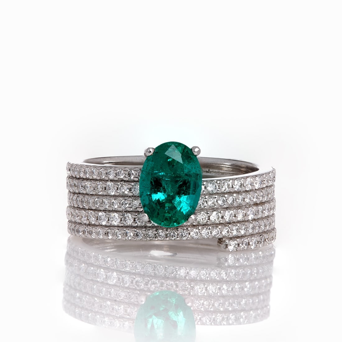 Band ring with emerald: Band ring with emerald 950/- platinum, stamped. Total weight: 11.3 g. 1 oval-cut emerald approx. 1.06 ct. Various brilliant-cut diamonds totaling approx. 1.37 ct. Ring size 51.5. Very good condition.