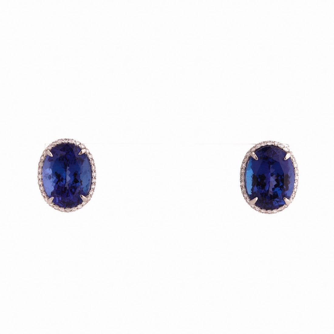 Pair of Tanzanite Earrings 950/- platinum and 750/- white gold. Total weight: 10 g. 2: Pair of Tanzanite Earrings 950/- platinum and 750/- white gold. Total weight: 10 g. 2 tanzanites in oval cut totaling 17.13 ct (8.40 ct and 8.73 ct). Dimensions: 1.67 x 1.33 cm. Ring size not
