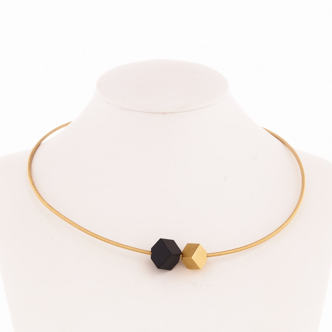 NIESSING - Necklace with two square pendants: NIESSING - Necklace with two square pendants Niessing company, Germany. Stichnoth company, Germany. 750/- yellow gold, stamped. Total weight: 12 g. Black cube weight: 2.3 g. Manufacturer's hallmark: