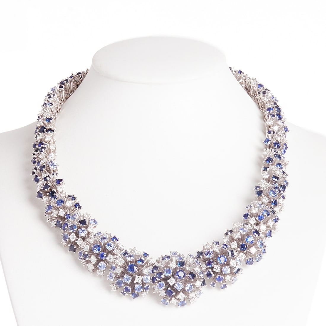 DAMIANI - Sapphire Necklace with Diamonds: DAMIANI - Sapphire Necklace with Diamonds Damiani company, Valenza, Italy. 750/- white gold, stamped. Total weight: approx. 134.5 g. Hallmark: DAMIANI. Various square-cut diamonds and brilliant-cut di