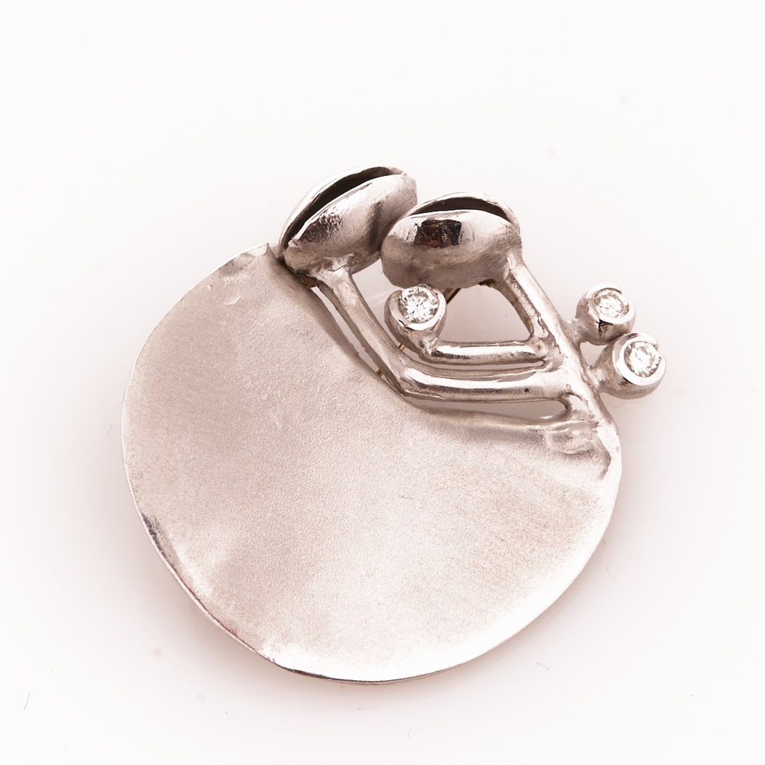 Designer Jewelry: Floral Brooch with Brilliant-cut Diamonds in White Gold (1 of 1)