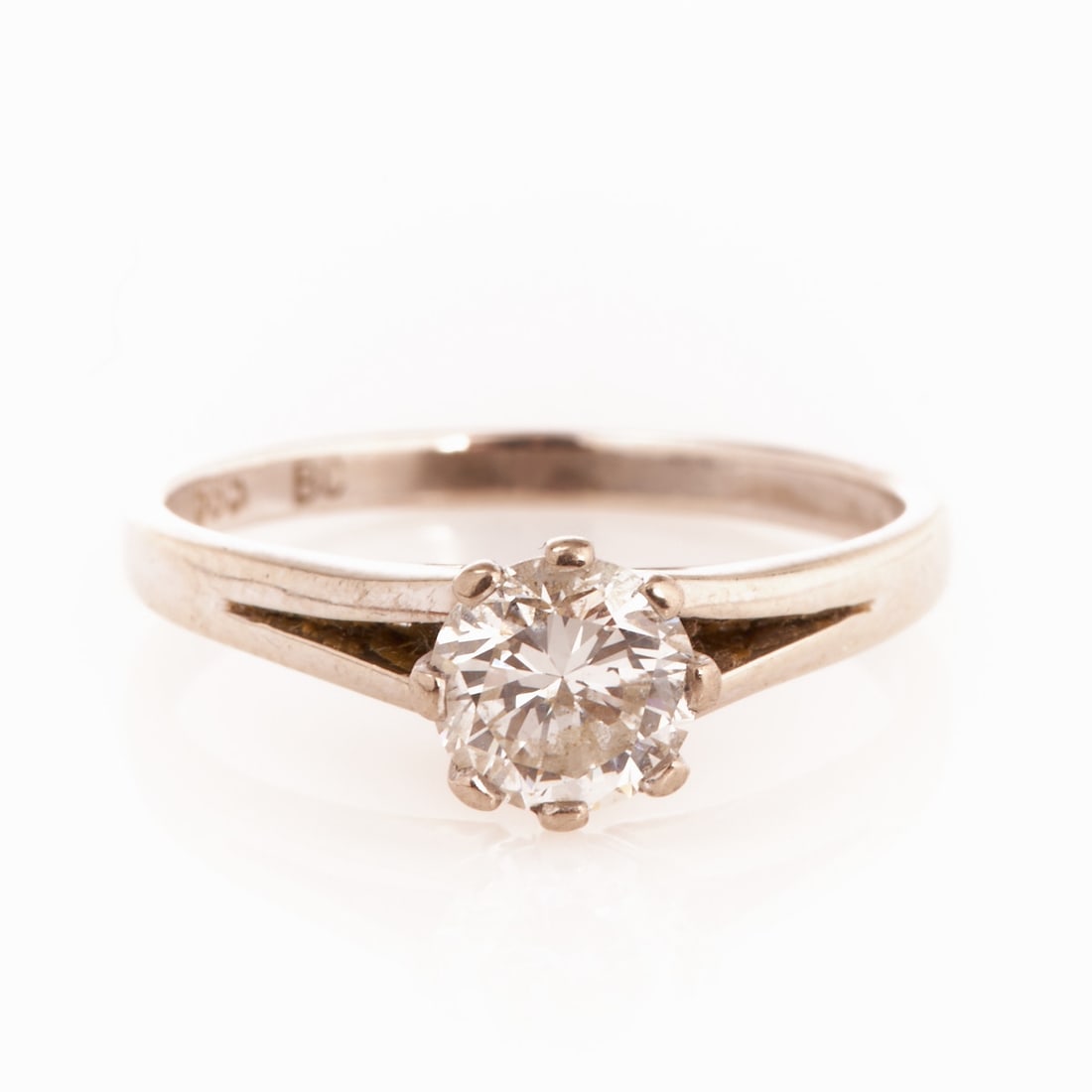 Brilliant solitaire ring of one carat (1 of 1)
