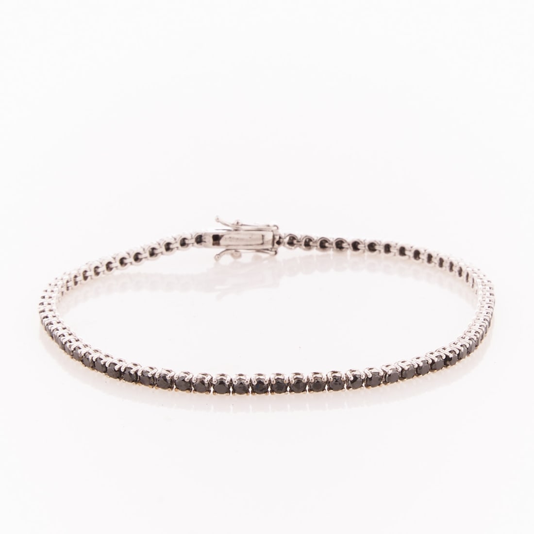 Tennis bracelet with black diamonds: Tennis bracelet with black diamonds 750/- white gold, stamped. Total weight: 6.89 g. Various black diamonds totaling approx. 3.3 ct. L. 18 cm. W. 0.23 cm. Very good condition. Finely crafted