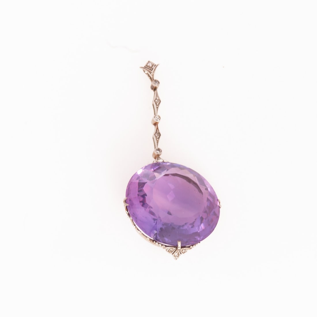 Art Deco Pendant with Amethyst: Art Deco pendant with amethyst. Art Deco, circa 1920. 750/- white gold, stamped. Total weight: 10.2 g. 1 amethyst in round cut (D. 23.2 mm). Various diamonds. L. 5.5 cm. W. 2.5 cm. Loop. Very beautifu