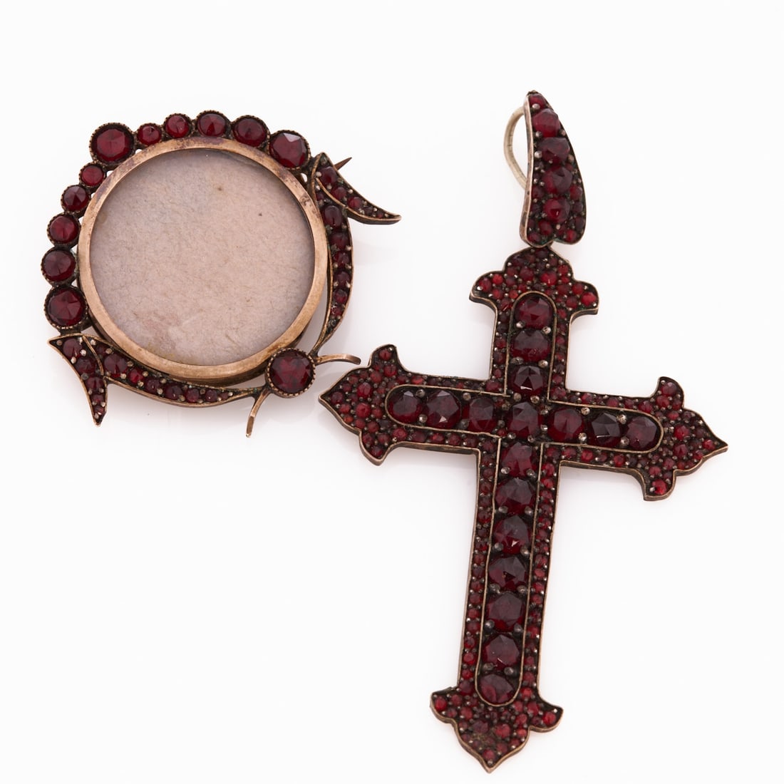 Antique Two-Piece Set with Garnet -: Antique two-piece set with garnet - Cross pendant and brooch Bohemia, circa 1900. Tombac. Total weight: 15.4 g. Various garnets. Pendant: 7.5 x 4.2 cm. Loop. Brooch: 3.5 x 4 cm. Good age-related condi