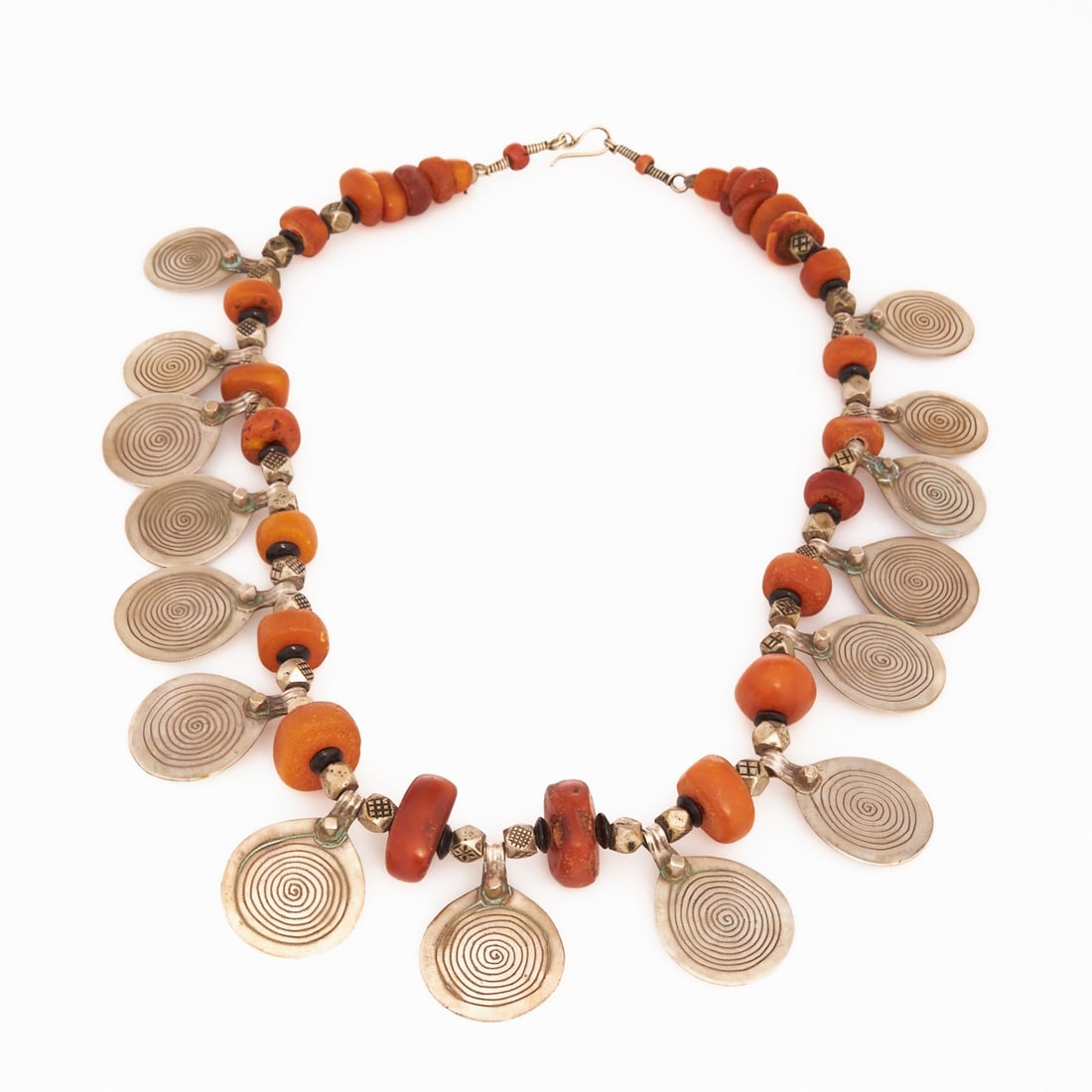 Berber Jewellery - Ethnic Necklace with Amber and Coral, North Africa, 20th Century: Berber jewellery - Ethnic necklace with amber and coral, North Africa, 20th Century Probably silver. Approx. 27 amber beads (D. 26.2 - 12mm). Various onyxes. Silver, engraved metal plates. L. 70 cm.