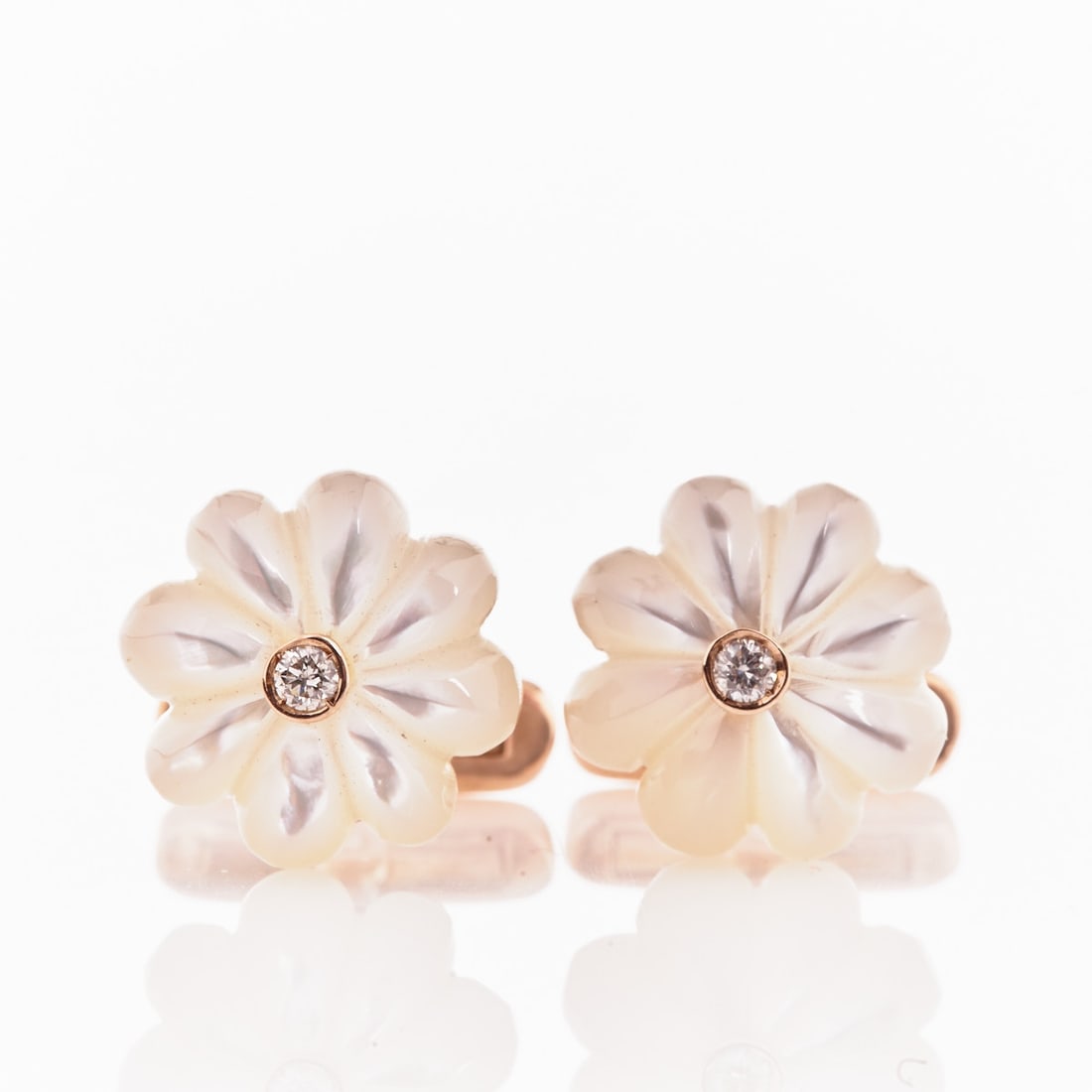 Pair of Cufflinks with Mother-of-Pearl and Diamonds: Pair of cufflinks with mother-of-pearl and diamonds 585/- yellow gold, stamped. Total weight: 8.41 g. 2 mother-of-pearl. 2 brilliant-cut diamonds total approx. 0.10 ct. Very good condition. Classic pa