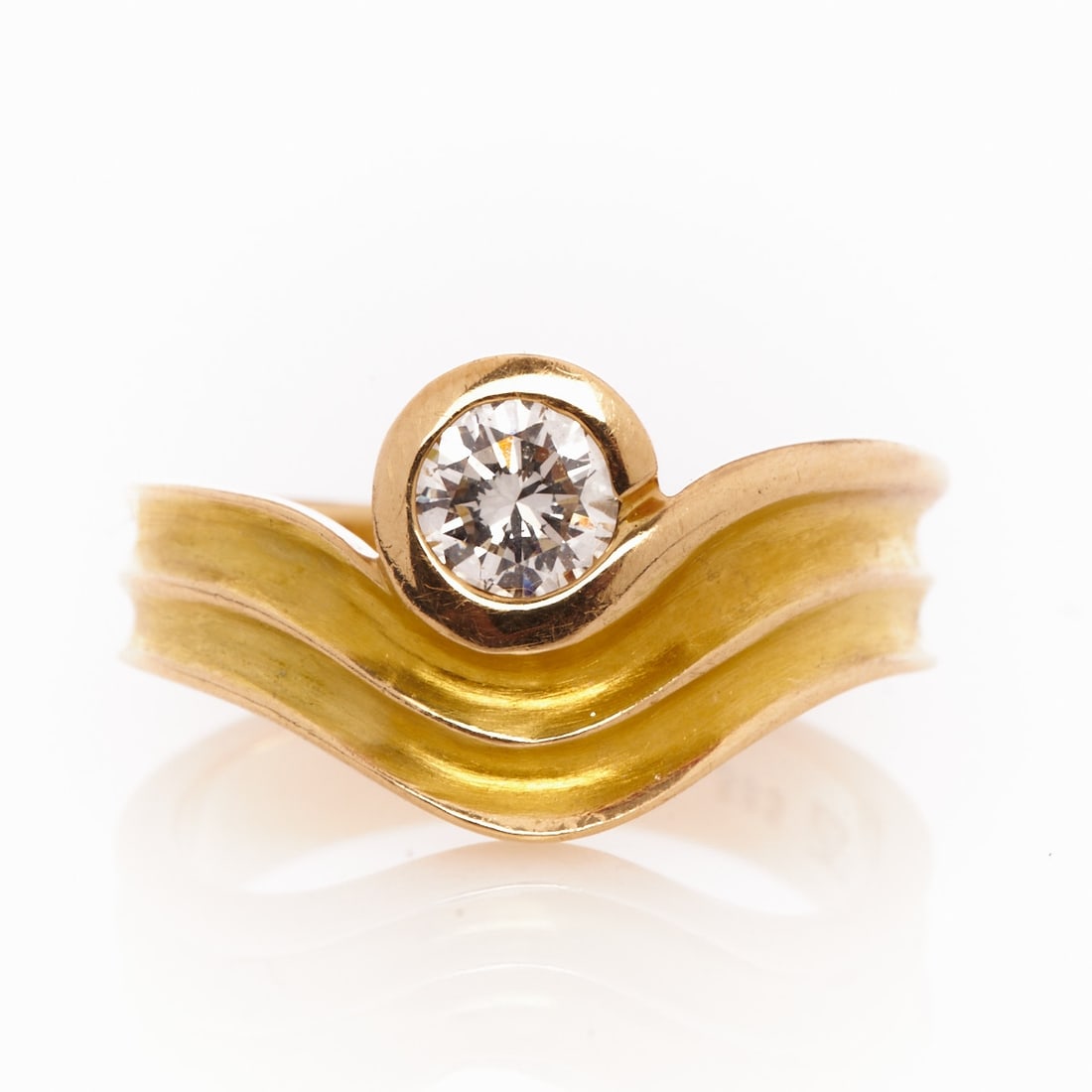 Solitaire ring in modern wave shape: Solitaire ring in modern wave shape 585/- yellow gold, hallmarked. Weight: 8.8 g. 1 brilliant-cut diamond of approx. 0.5 - 0.57 ct (w/si). Ring size 57. Very good condition. Expressive solitaire