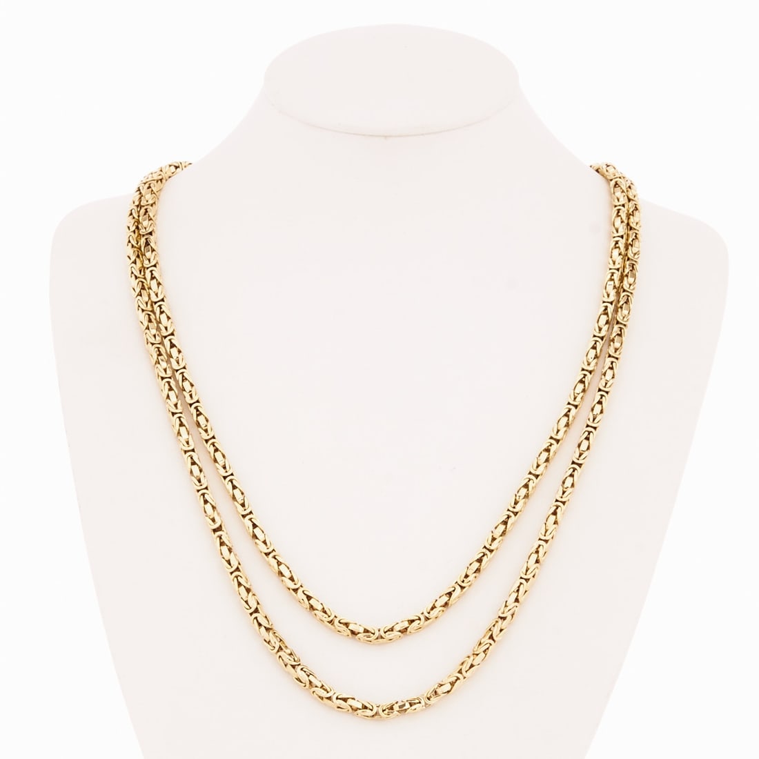 Classic Byzantine chain: Classic Byzantine chain 585/- yellow gold, stamped. Hallmark: EG. Weight: 77 g. L. approx. 102 cm. W. 0.34 cm. Without clasp. Very good condition.