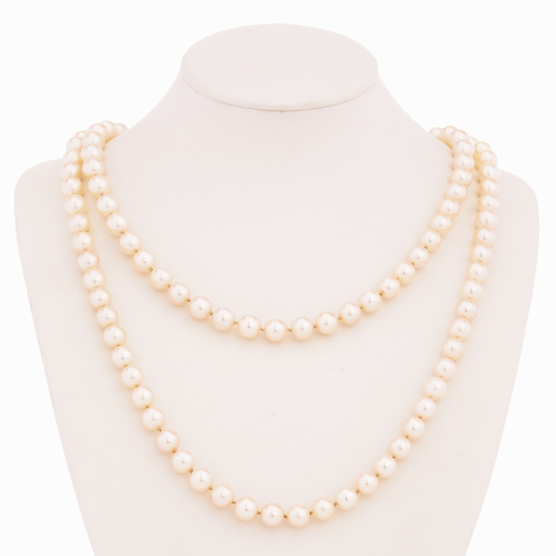 Akoya Pearl Necklace as an Endless Chain: Akoya pearl necklace as an endless chain Various Akoya pearls (D. 7.45 mm). Weight: 61 g. Chain length approx. 94 cm. Very good condition. Single-strand, knotted Akoya pearl necklace as an endless