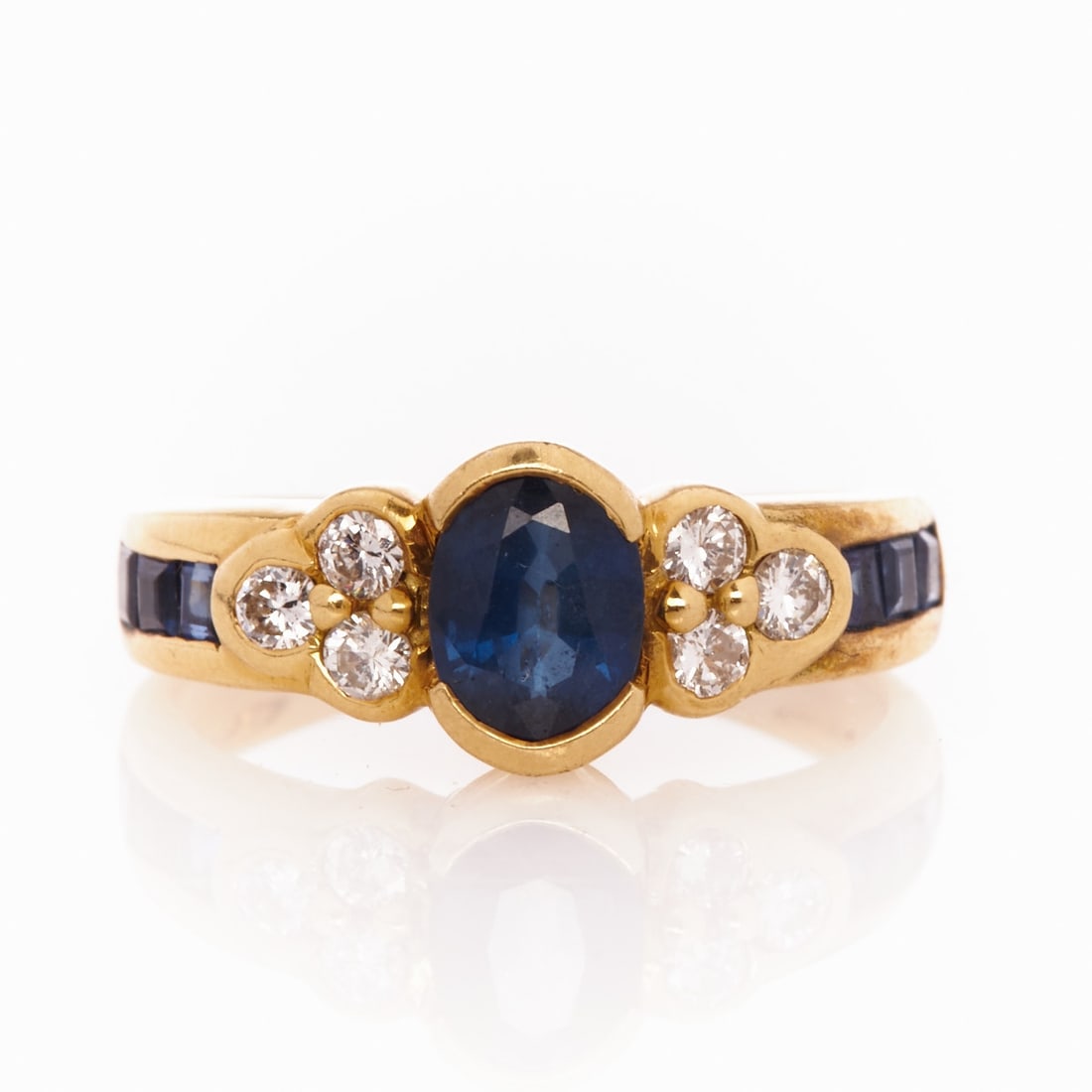 Classic Sapphire Ring with Brilliant-Cut Diamonds (1 of 1)