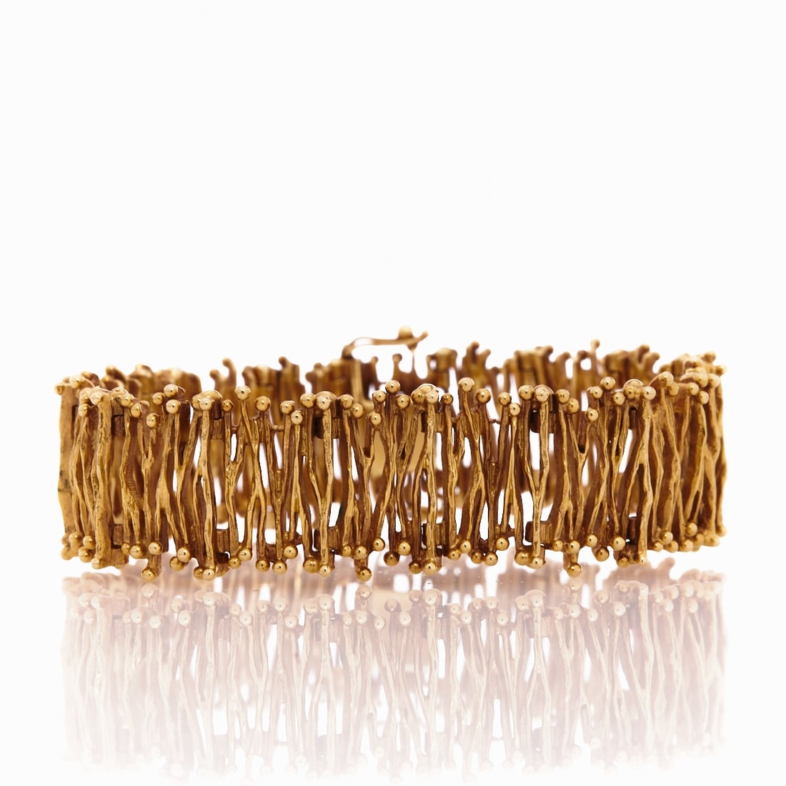 Lapponia-style Bracelet: Lapponia-style Bracelet Mid-Century. 750/- yellow gold, stamped. Weight: 53.2 g. Hallmarks: xx zg, 750. L. 18.7 cm. W. 1.5 cm. Box clasp with safety eight. Good condition.