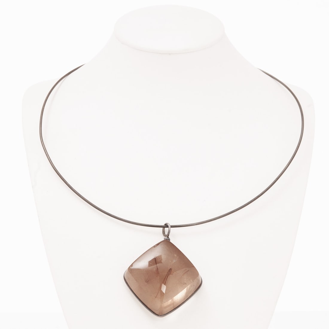 Georg Jensen - Rutilated quartz pendant with neck ring, Torun design: Georg Jensen - Rutilated quartz pendant with neck ring, Torun design Georg Jensen company, Denmark, approx. 1980s. 925/- silver, stamped. 1 rutilated quartz stone. Weight: 52 g. Not hallmarked, probab