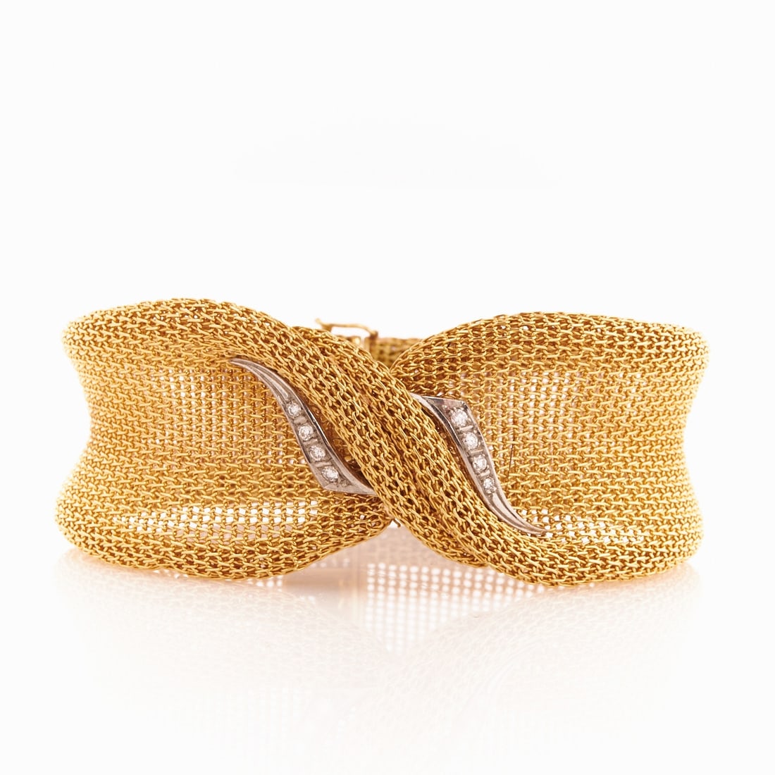 Yellow gold bracelet in stick look: Yellow gold bracelet in stick look Mid-century 1960s - 1970s. 750/- yellow gold and white gold, stamped. Total weight: 55.3 g. 8 brilliant-cut diamonds totaling approx. 0.2-0.24 ct. L. 19.5 cm. W. 3 c