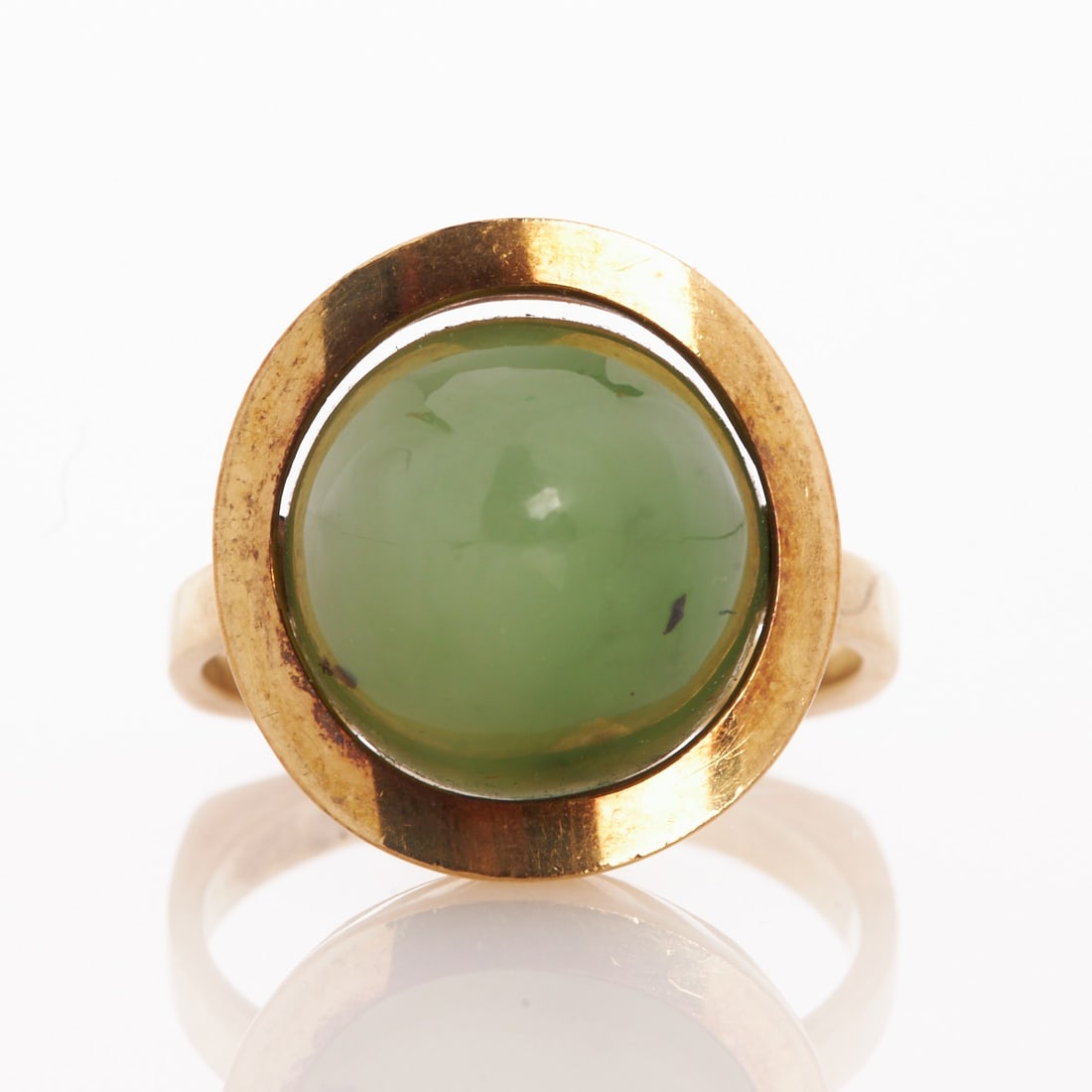 Ladies' Ring with Jasper: Ladies' Ring with Jasper Mid-Century, approx. 1960s. 585/- yellow gold, stamped. Total weight: 8.8 g. 1 jasper in cabochon cut (D. 13 cm). Ring size 58. Very good condition. Characteristic design of