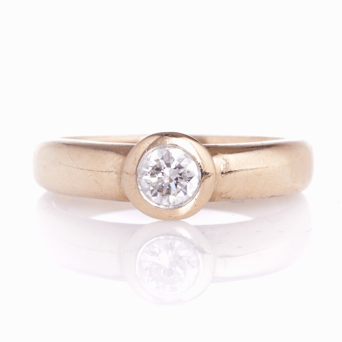 Modern Solitaire Brilliant Ring: Modern Solitaire Brilliant Ring 585/- yellow gold, stamped. Weight: 5.6 g. 1 brilliant-cut diamond approx. 0.4 ct (w/vsi-si). Ring size 56. Very good condition, slight signs of wear.