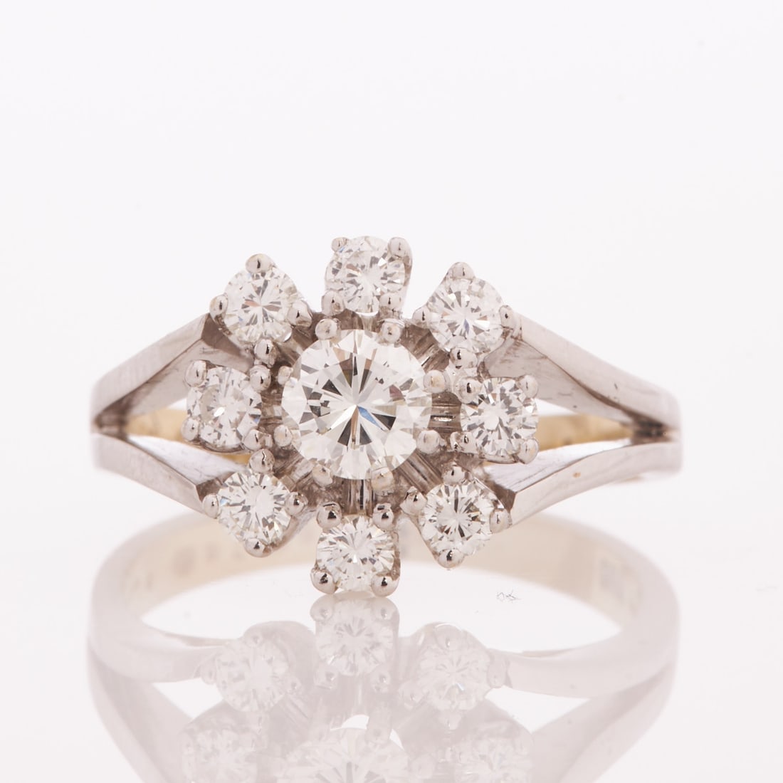 Flower-shaped Diamond Ring of 1 ct: Flower-shaped Diamond Ring of 1 ct Mid-Century - 1970s. 585/- white gold, hallmarked. Weight: 5.7 g. 1 brilliant-cut diamond approx. 0.45 ct (tcr/vvsi) and 8 brilliant-cut diamonds total approx.