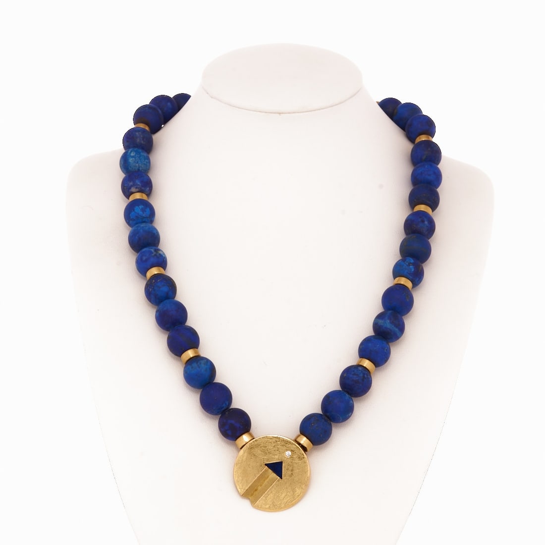 Modern Lapis Lazuli Necklace: Modern Lapis Lazuli Necklace Germany, 1980s. 585/- and 375/- yellow gold, hallmarked. Total weight: 101.5 g. 33 lapis lazuli beads and 1 lapis lazuli triangle. 1 brilliant-cut diamond approx. 0.05