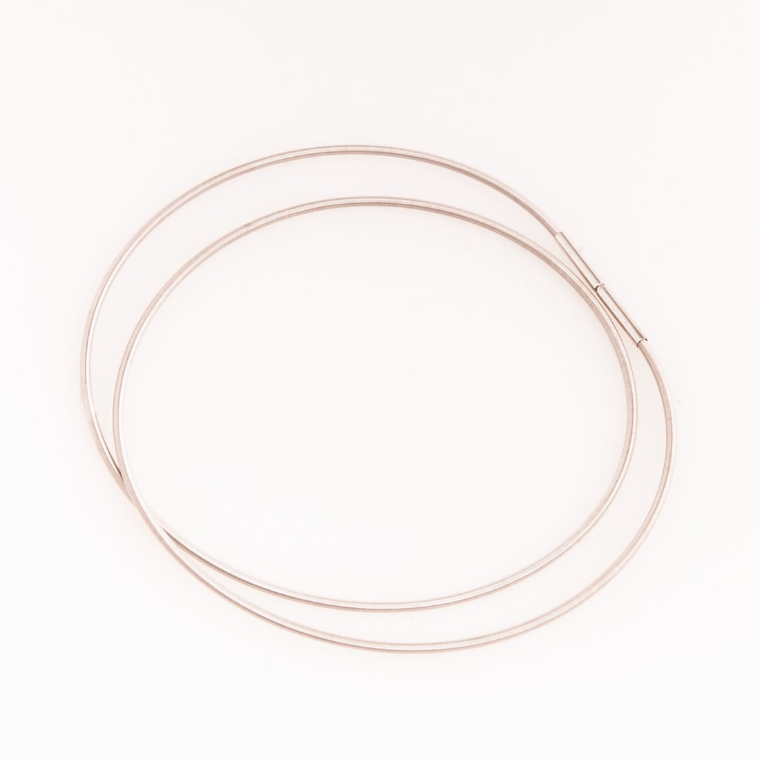 White gold hoop: White gold hoop 750/- white gold, hallmarked. Total weight: 4.3 g. L. 45 cm. W. 1.8 cm. Rotary clasp. Good condition. Simple, elegant neck ring in 750/- white gold with clear, timeless lines. The