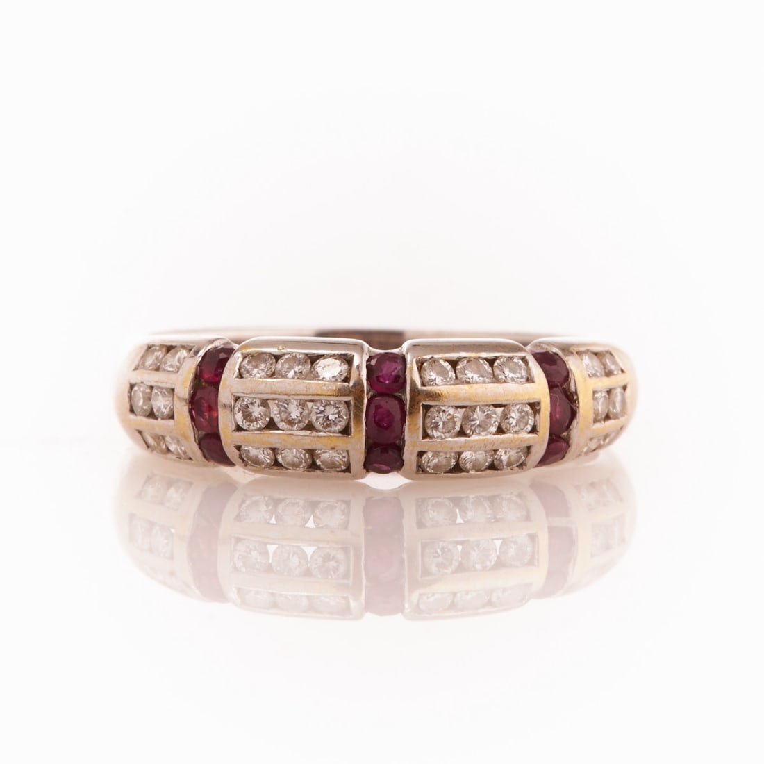 Band ring with rubies and brilliant-cut diamonds: Band ring with rubies and brilliant-cut diamonds 750/- white gold, rhodium-plated, hallmarked. Weight: 4.1 g. 9 small round-cut rubies. 30 brilliant-cut diamonds total approx. 0.3 ct. Ring size 53.