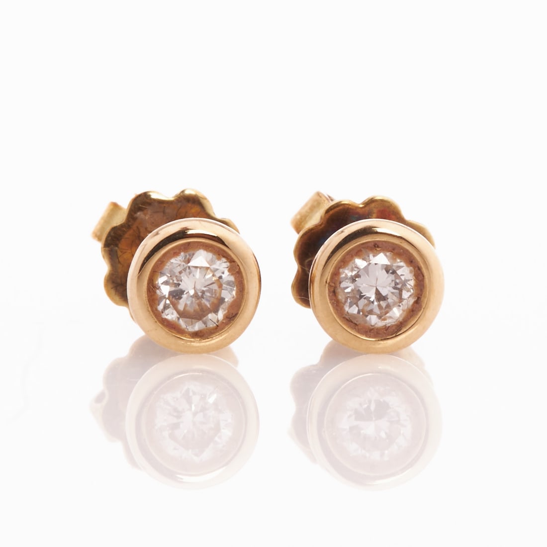 Pair of brilliant-cut diamond stud earrings: Pair of brilliant-cut diamond stud earrings 585/- yellow gold, hallmarked. Weight: 1.5 g. 2 brilliant-cut diamonds total approx. 0.3 ct (w-cr/si-p). D. 0.54 cm. Good condition. Classic, timelessly