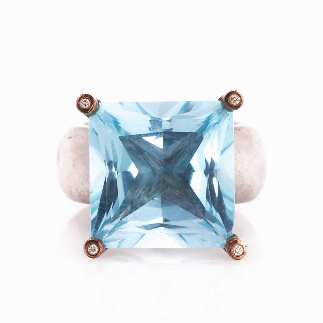 Modern Topaz Ring with Brilliant-cut Diamonds: Modern topaz ring with brilliant-cut diamonds 925/- silver, hallmarked. Weight: 36.94 g. Numbered: 29 00. A princess-cut rectangular topaz of approx. 22 ct (17.5 × 17.5 × 11.6 mm). A