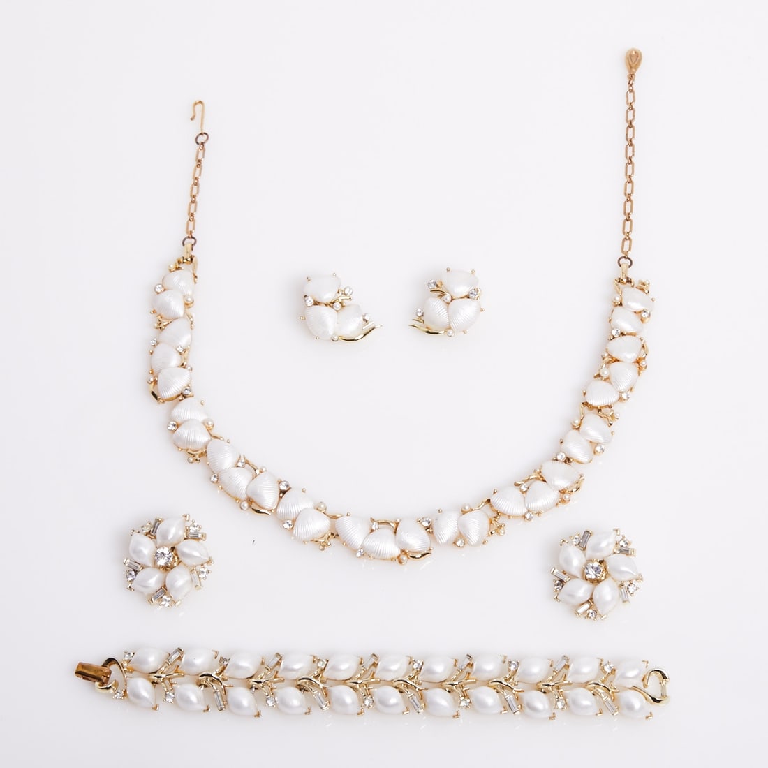 LISNER - Vintage Rhinestone and Faux Pearl Parure (4 pieces): LISNER - Vintage Rhinestone and Faux Pearl Parure (4 pieces) Necklace, bracelet, and 2 pairs of ear clips. Lisner, New York, USA, approx. 1950s - 1970s. Gold-colored metal, rhinestones. Faux pearls. F