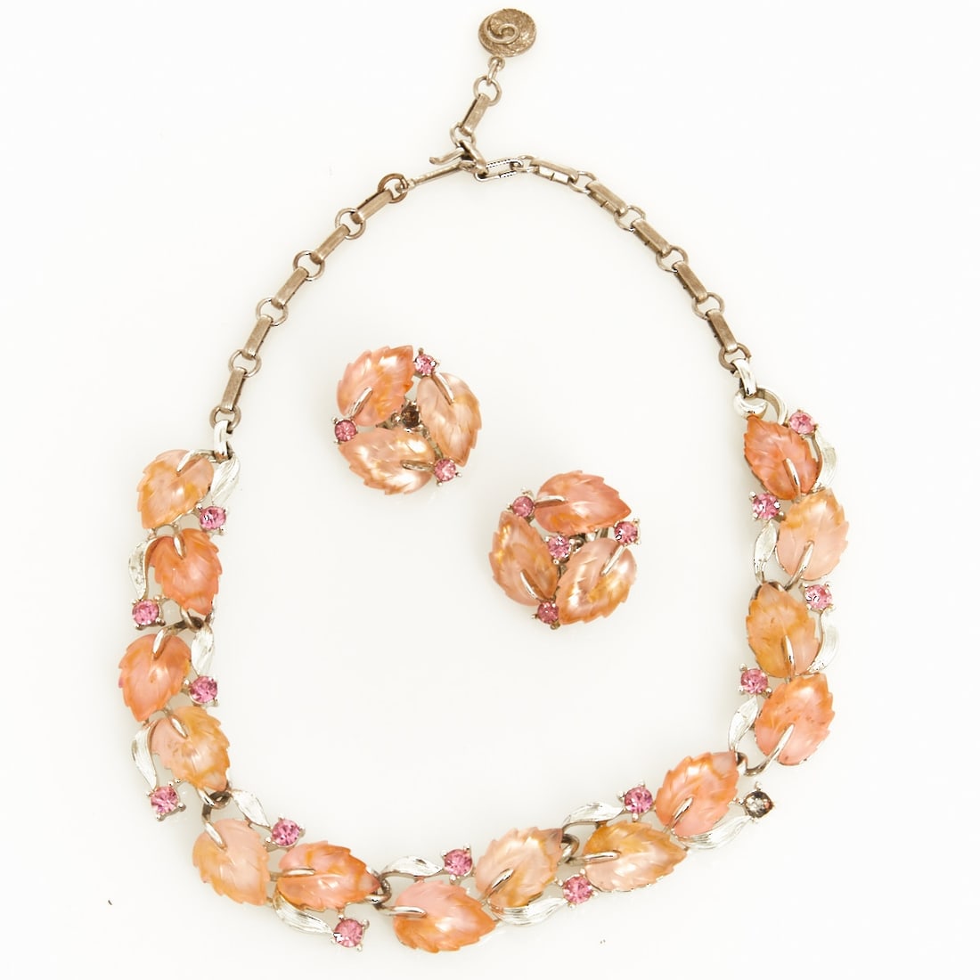 LISNER - Vintage Necklace and Bracelet with Pink Foliage: LISNER - Vintage necklace and bracelet with pink foliage Lisner, New York, USA, circa 1960-1990. Metal, silver-coloured; rhinestones; Lucite. Weight: 57 g. Necklace L. 32 - 41 cm. W. approx. 1.8 cm, w