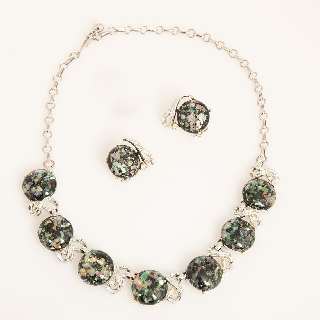 CORO - Vintage Parure in Blue and Silver Tone (2 pieces): CORO - Vintage Parure in Blue and Silver Tone (2 pieces) Necklace and pair of ear clips. Coro Jewelry, Cohn & Rosenberger, Inc. New York, USA. 1950s - 1960s. Metal, white gold-patinated. Rhineston