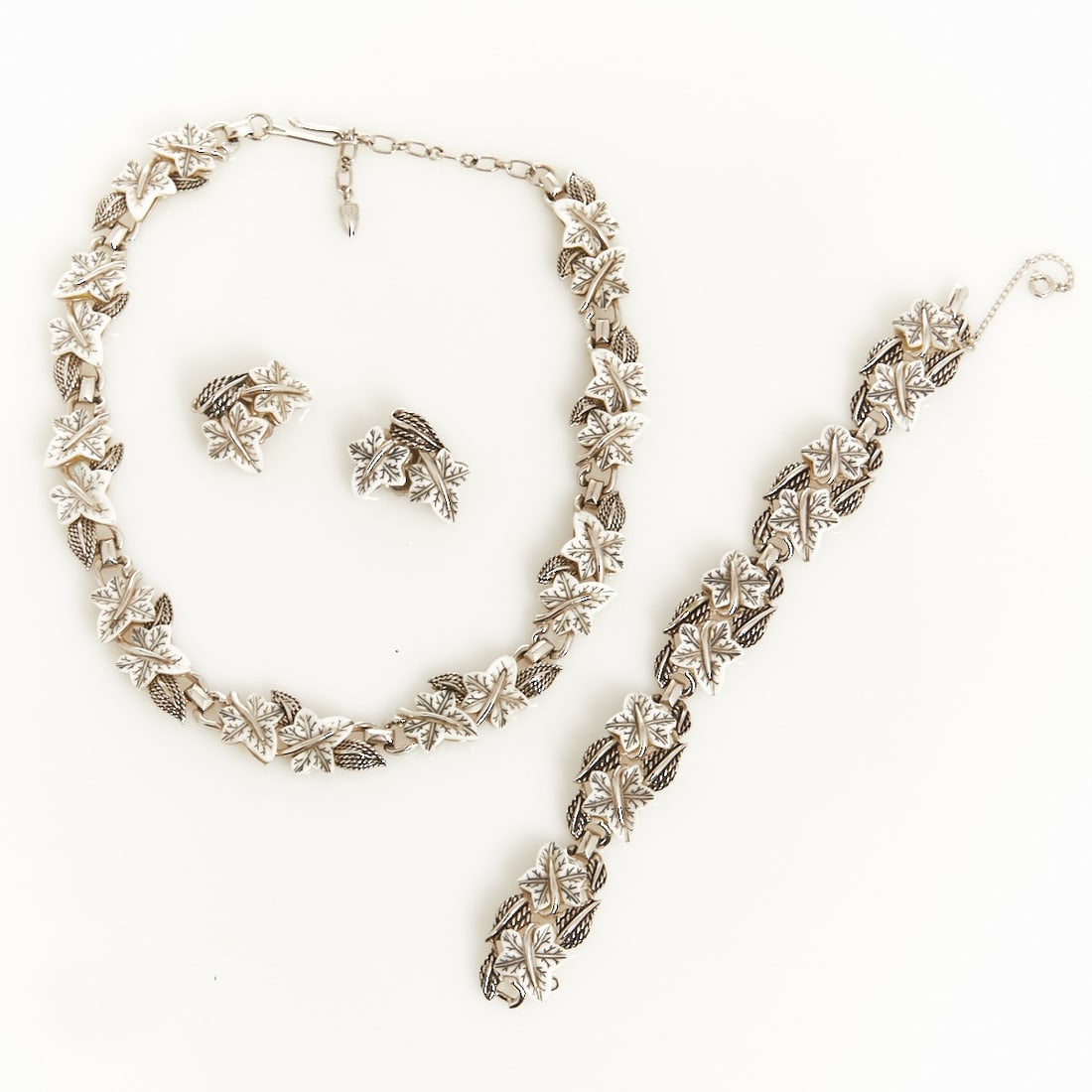 MARCEL BOUCHER - Vintage Parure with Leaf Motif (3 parts): MARCEL BOUCHER - Vintage parure with leaf motif (3 pieces) Necklace, bracelet and ear clips. Boucher et Cie, New York, USA. Around 1960-1970. Metal, silver-colored. Frosted glass. Weight: 93 g. Neckla