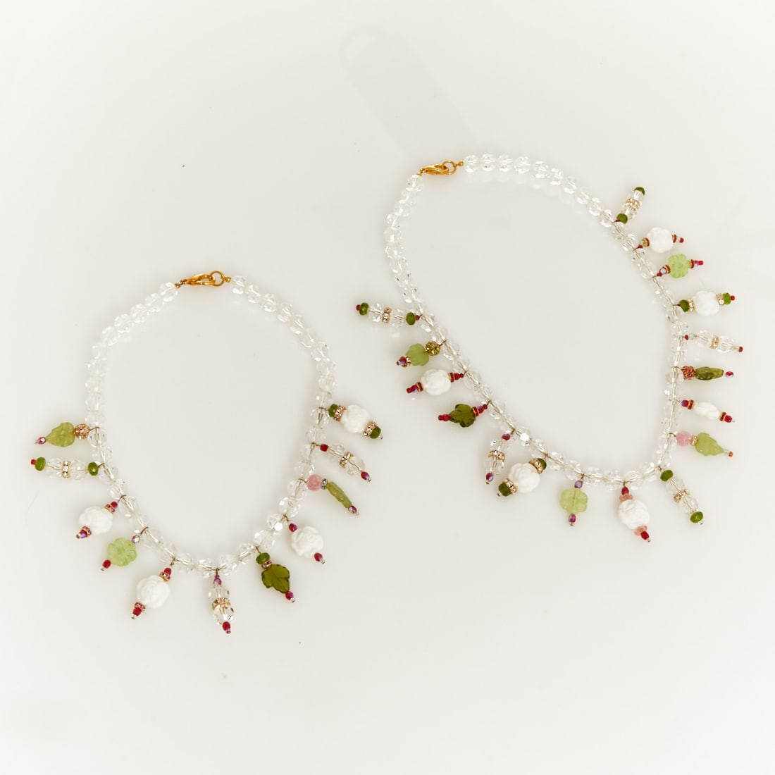 Two Vintage Glass Bead Necklaces: Two Vintage Glass Bead Necklaces Probably USA, circa 1980s. Glass beads, rhinestones, milk glass. Not marked. Gold-colored clasp. Elastic band. Weight: 186 g. L.: 45 cm and 55 cm. Rose and leaf motifs