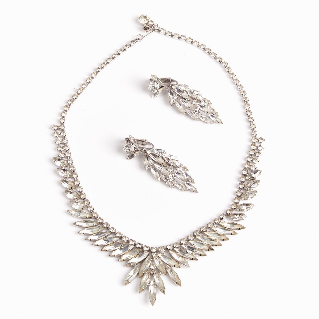 Vintage Jewelry Set: SHERMAN - Ear Clips and WEISS - Necklace: Vintage Jewelry Set: SHERMAN - Ear Clips and WEISS - Necklace Gustave Sherman: Canada, approx. 1970s. Weiss: Albert Weiss, New York, USA. Circa 1950-60. Metal, silver-colored; crystal rhinestones/Swar