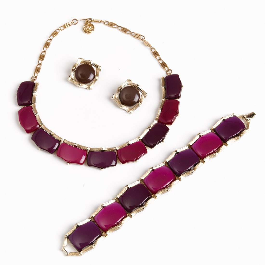 LISNER - Vintage Thermoset Parure in Lilac Tones (3 pieces): LISNER - Vintage Thermoset Parure in Lilac Tones (3 pieces) Necklace, bracelet, and a pair of ear clips. Lisner, New York, circa 1950. Metal, white gold-colored; Lucite. Total weight: 139 g. Necklace