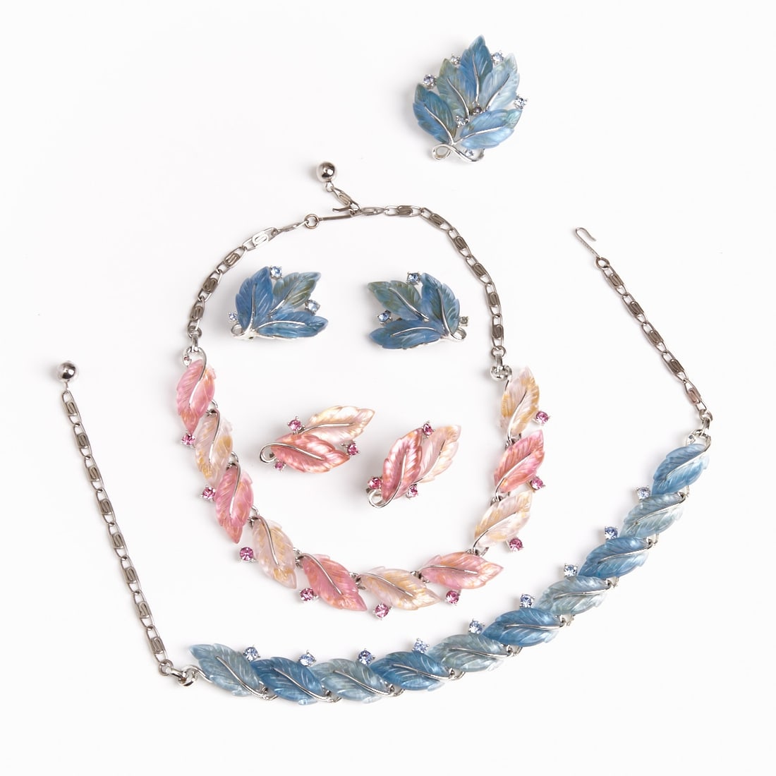 LISNER - Vintage Parure with Blue/Pink Foliage (5 Pieces): LISNER - Vintage parure with blue/pink foliage (5 pieces) 2 necklaces, brooch, and 2 pairs of ear clips. Lisner, New York, USA. Circa 1960-1990. Metal, white gold colored; Lucite; rhinestones. Weight: