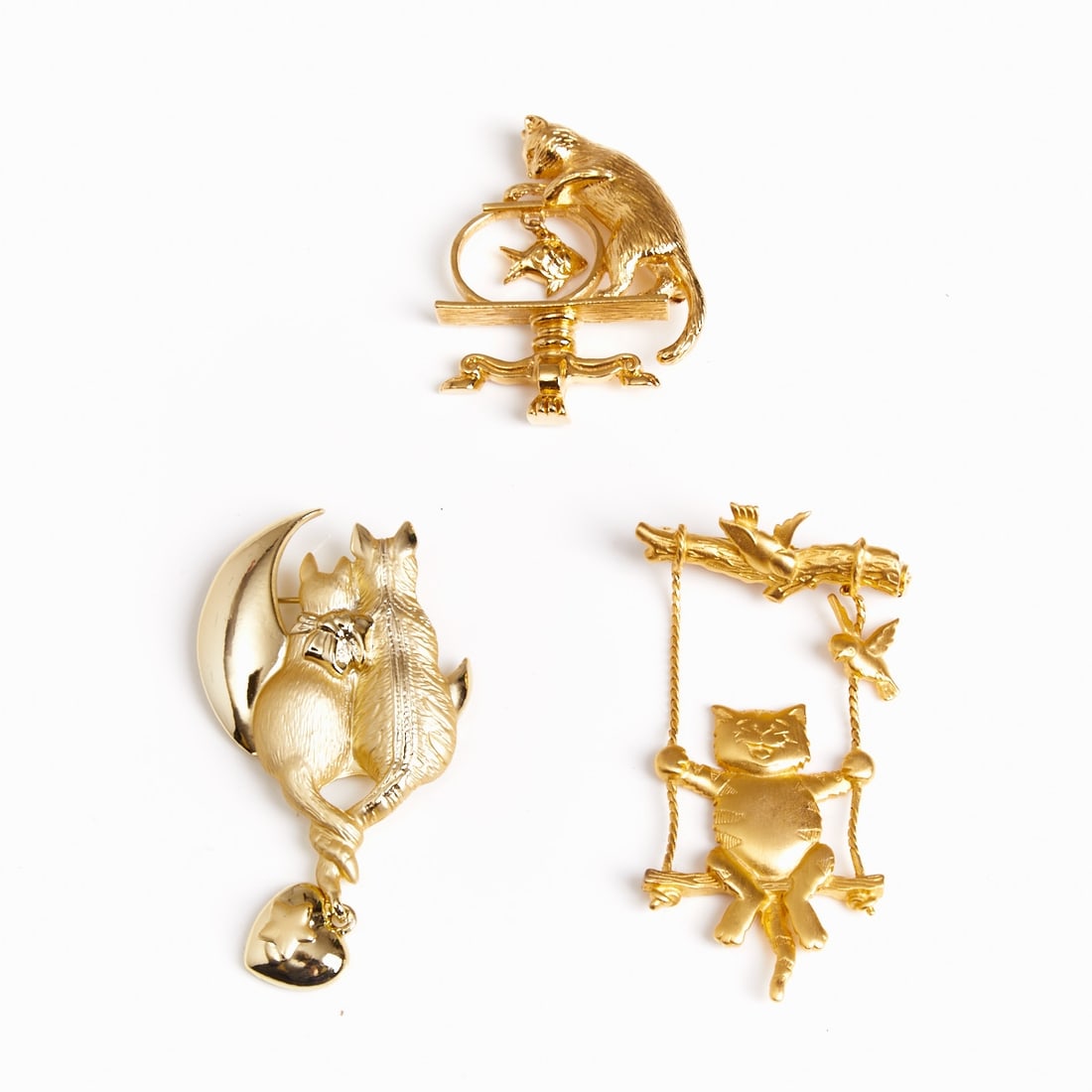 J.J. / AJC / AVON - Three Gold-colored Vintage Brooches with Cat Motif (3 Pieces): J.J. / AJC / AVON - Three gold-colored vintage brooches with cat motif (3 pieces) The Jonette Jewelry Company (J. J.), USA, circa 1990s. American Jewelry Chain Company (AJC), USA, 1990s. Jose & Ma
