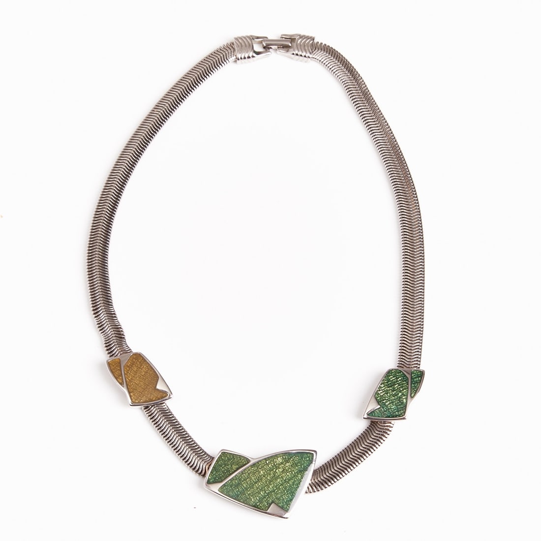 TRIFARI - Rare Designer Necklace with Polygonal, Abstract Motif: TRIFARI - Rare Designer Necklace with Polygonal, Abstract Motif New York, c. 1970. Metal, silver-colored; pendant in green and yellow tones with glitter effect. Weight: 45 g. Dimensions: L. 46 cm, cha