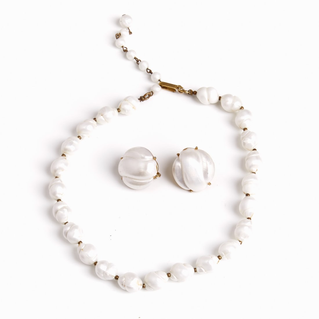 TRIFARI Alfred Philippe - Vintage Pearl Necklace with Matching Clip-on Earrings (2 pieces): TRIFARI Alfred Philippe - Vintage Pearl Necklace with Matching Clip-on Earrings (2 pieces) Crown Trifari, New York, approx. 1950. Metal, gold-colored; faux pearls. Total weight: 33 g. Dimensions: Neck