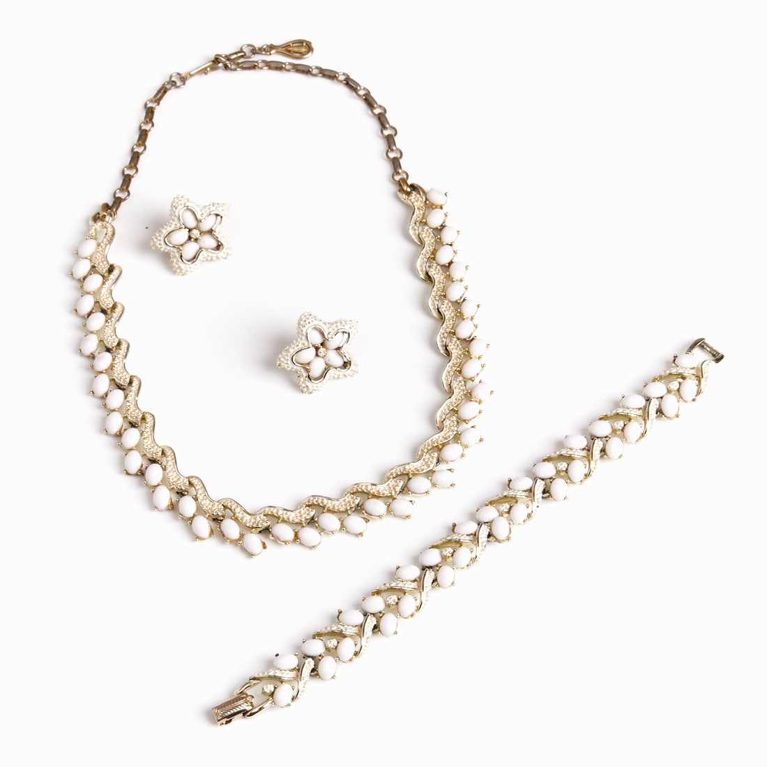CORO - Vintage Parure with Starfish Motif (3 parts): CORO - Vintage Parure with Starfish Motif (3 parts) Necklace, bracelet, and pair of ear clips. Coro (Cohn & Rosenberger Jewelry), New York, USA, circa 1940s. Metal, white gold-colored; faux pearls