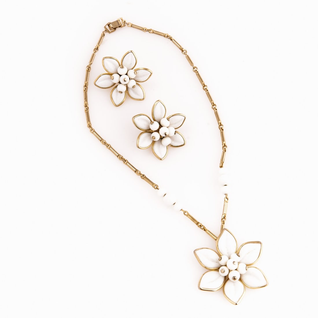 CORO - Vintage Necklace and Pair of Ear Clips with White Camellia Blossoms: CORO - Vintage Necklace and Pair of Ear Clips with White Camellia Blossoms Coro (Cohn & Rosenberger Jewelry), New York, USA, circa 1920s. Metal, gold-colored. Frosted glass. Faux pearls. Weight: 34 g.