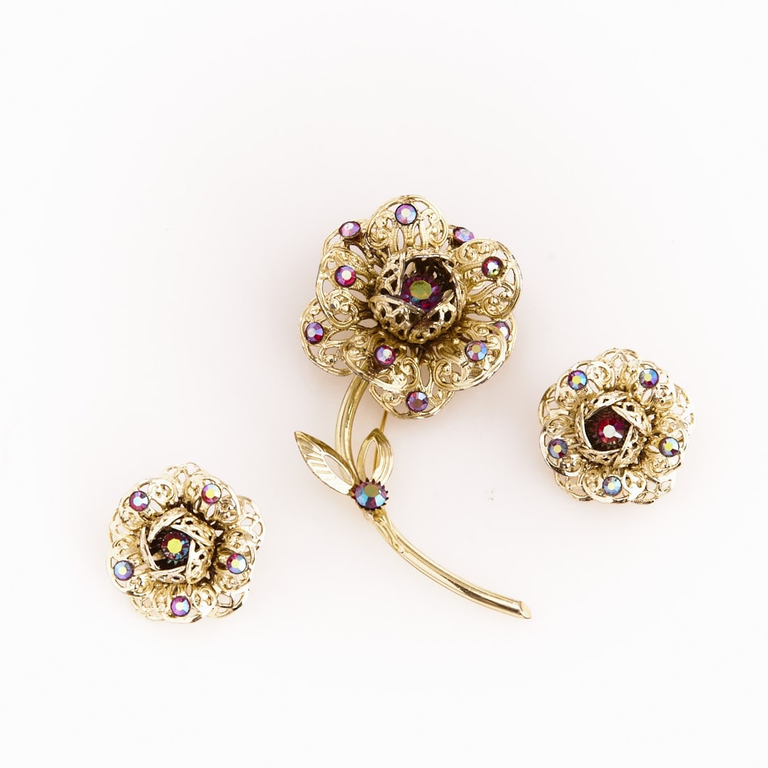FLORENZA - Vintage Rose Brooch with matching Clip-On Earrings (2 pieces): FLORENZA - Vintage Rose Brooch with matching Clip-On Earrings (2 pieces) Florenza Company, New York, USA, approx. 1960s. Metal, white gold-colored; rhinestones. Weight: 38 g. Dimensions: Brooch-D. 9 x