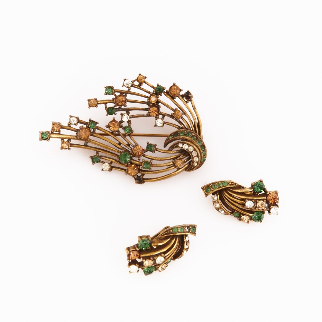CORO - Vintage Brooch and matching Pair of Clip-On Earrings in antique gold-colored tone: CORO - Vintage Brooch and matching Pair of Clip-On Earrings in antique gold-colored tone Coro Cohn & Rosenberger Jewelry, New York, USA. Approx. 1950s. Metal, antique gold-colored; faux emerald; f