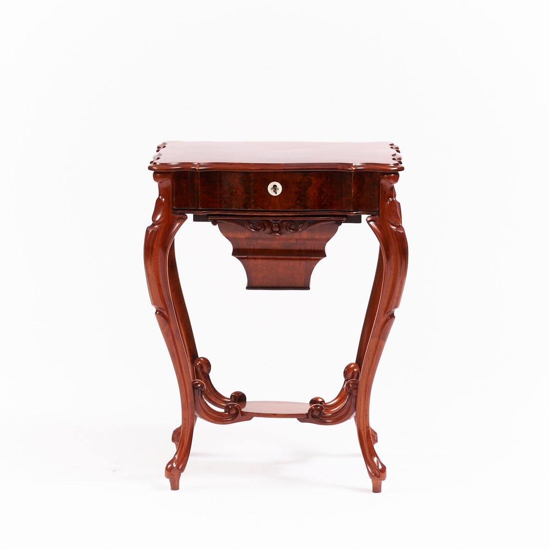 Sewing Tables: Sewing tables 19th century. Burr walnut. Mahogany. 90 x 31 x 43 cm. Inside with various compartments and a fabric compartment.