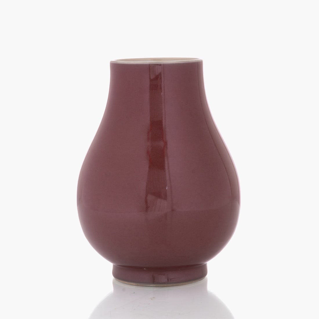 Large, rare j?¬-h??ng vase with Qing D? oguang base mark: Large, rare jì-hóng vase with Qing Dàoguang base mark China, probably late 19th century. Porcelain with copper-red glaze. H. 24.3 cm, D. of mouth 10 cm. Underglaze blue six-charac