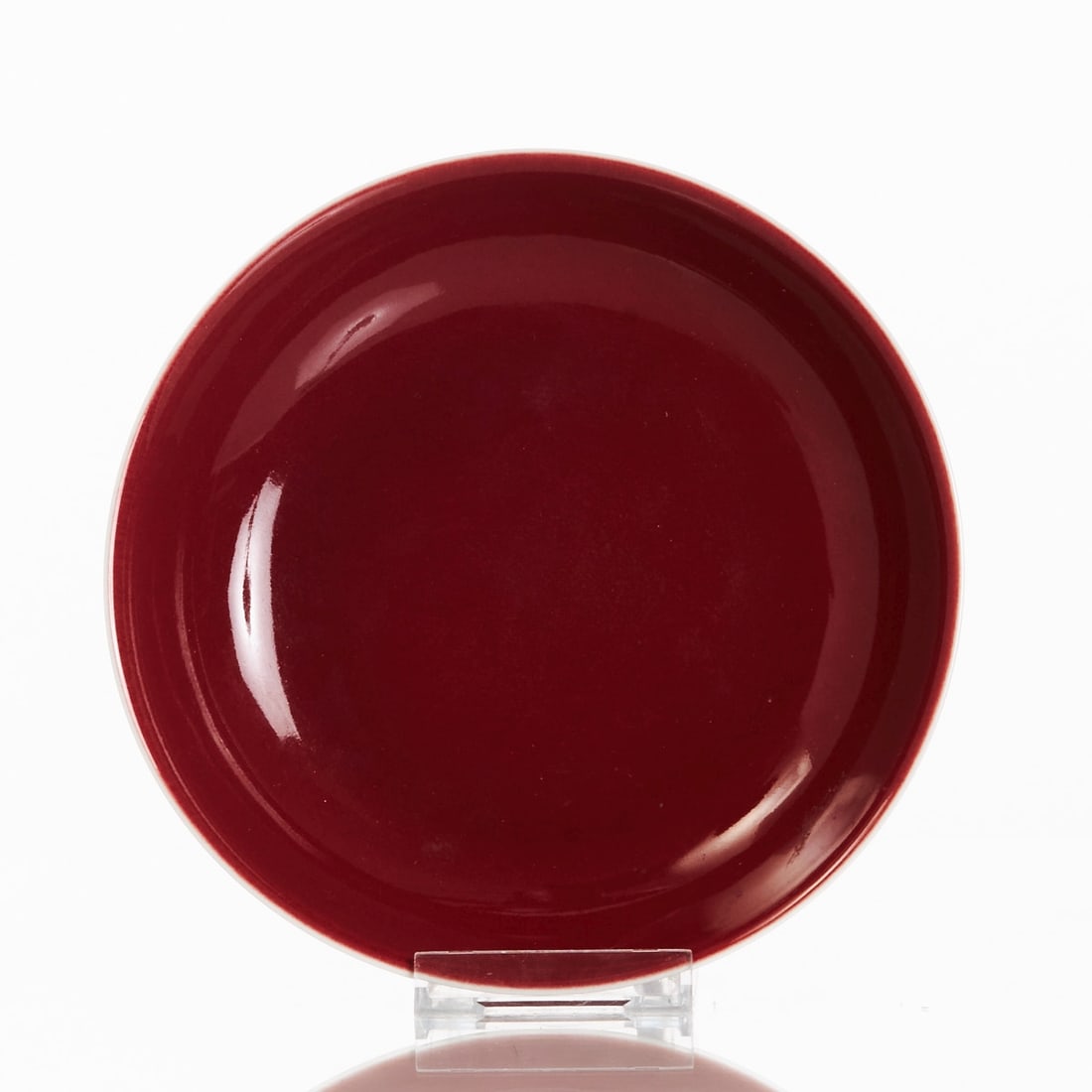 Rare plate with jiang-d??u-h??ng glaze and Yongzheng mark: Rare plate with jiang-dòu-hóng glaze and Yongzheng mark China, probably 19th century. Porcelain with red glaze. H. 4.3 cm, D. of mouth 18.7 cm. Underglaze blue six-character base mark wi
