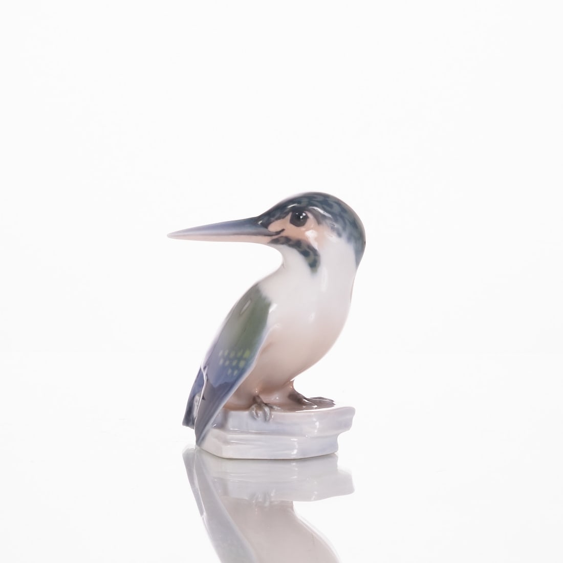 Kingfisher on Ice Floe - Jens Peter Dahl-Jensen, Bing & Gr?¶ndahl, Copenhagen 1958-1962: Kingfisher on ice floe - Jens Peter Dahl-Jensen Bing & Gröndahl, Copenhagen 1958-1962. Porcelain, white, glazed. Polychrome pastel painting underglaze. Underglaze green mark with addition MAD